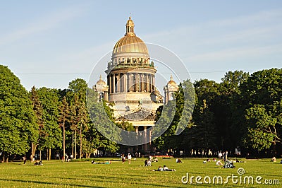 People enjoy summer at Sankt Petersburg landmar Editorial Stock Photo