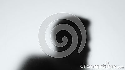 Pericolosa ombra criminale che guarda attraverso il muro di vetro, maniaco che segue la vittima stock footage Pericolosa ombra criminale che guarda attraverso il muro di vetro, maniaco che segue la vittima stock footage
