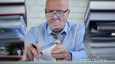 Persona di affari nell'ufficio di contabilità che passa in rassegna i documenti finanziari Persona di affari nell'ufficio di contabilità che passa in rassegna i documenti finanziari