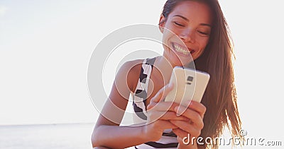 Persone che usano telefoni cellulari con donna che sorride usando smartphone all'aperto video d archivio Persone che usano telefoni cellulari con donna che sorride usando smartphone all'aperto video d archivio