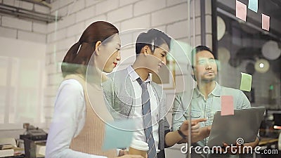 Personnes d'entreprise asiatiques se réunissant discutant des affaires dans le bureau Personnes d'entreprise asiatiques se réunissant discutant des affaires dans le bureau