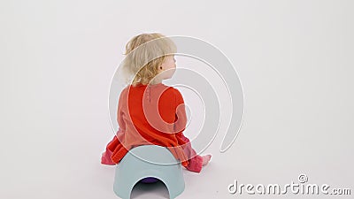 Petit Bebe S Assoit Sur Un Pot Pour Enfants Sur Un Fond Blanc Isole En Train De Faire Pipi Clips Videos Video Du Apprendre Pipi Petit Bebe S Assoit Sur Un Pot Pour Enfants Sur Un Fond Blanc Isole En Train De Faire Pipi Clips Videos Video Du Apprendre Pipi