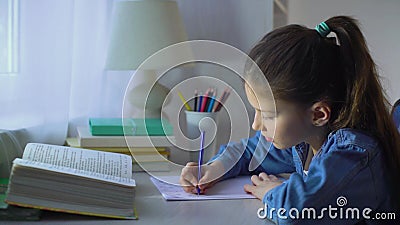Peu de fille d'école comptant sur des doigts tout en faisant ses devoirs banque de vidéos Peu de fille d'école comptant sur des doigts tout en faisant ses devoirs banque de vidéos