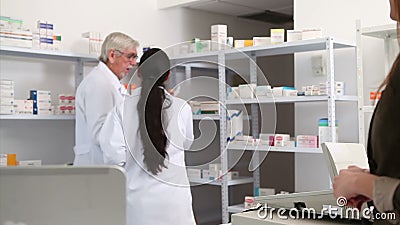 Pharmacien de sourire remettant le papier à un client Pharmacien de sourire remettant le papier à un client