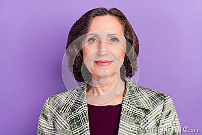 Photo calm old charming pretty woman wear second hand blazer lady isolated on purple violet color background Stock Photo