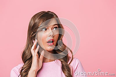 Photo closeup of excited pretty woman with long curly hair in ba Stock Photo