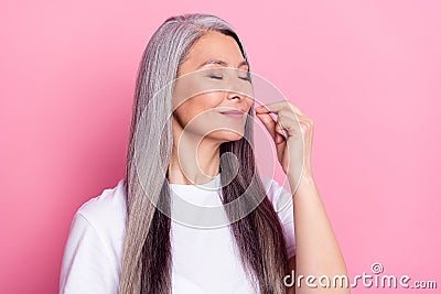 Photo portrait of aged woman showing italian gesture delicious gourmet isolated on pastel pink color background Stock Photo