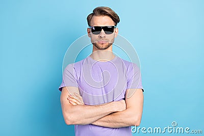 Photo portrait of young man in black sunglass serious crossed hands isolated on pastel blue color background Stock Photo