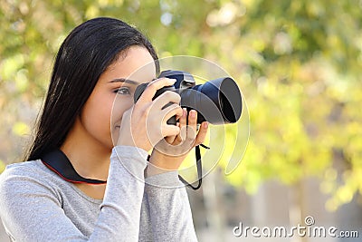 Photograph woman learning photography in a park Stock Photo