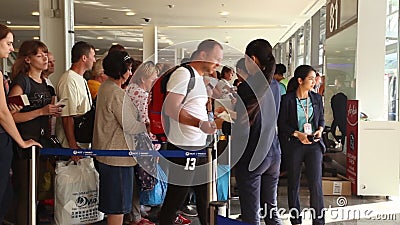 Phuket, Thaïlande - 23 février 2017 : Les passagers vont sur monter à bord de l'avion Le dernier contrôle de passeport banque de vidéos Phuket, Thaïlande - 23 février 2017 : Les passagers vont sur monter à bord de l'avion Le dernier contrôle de passeport banque de vidéos