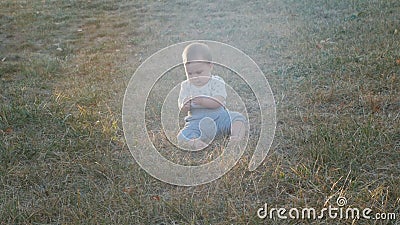 Piccola neonata che si siede sull'erba in parco Bello ritratto infantile della neonata in natura video d archivio Piccola neonata che si siede sull'erba in parco Bello ritratto infantile della neonata in natura video d archivio