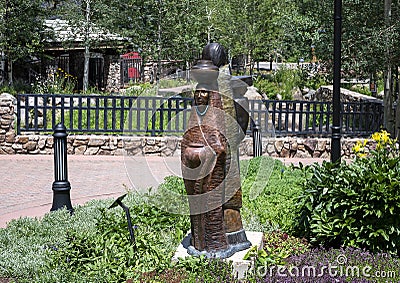 Bronze sculpture titled `Four Generations` by sculptress Felicia Nawa in Beaver Creek, Colorado. Editorial Stock Photo