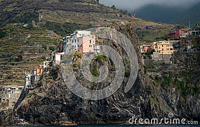 Village of Manarola with colourful houses at the edge of the cliff Riomaggiore, Cinque Terre, Liguria, Italy Stock Photo