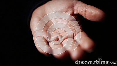 Pillole di caduta della donna adulta a disposizione Concetto di dipendenza La femmina versa il mazzo di pillole nella palma della archivi video Pillole di caduta della donna adulta a disposizione Concetto di dipendenza La femmina versa il mazzo di pillole nella palma della archivi video