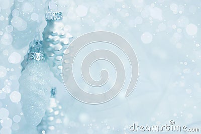 Pine cone ornaments with bokeh and glitter; Christmas greeting card in blue silver color, with copy space Stock Photo