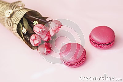 Pink macarons, macaroons, bouquet of flowers, top view. Romantic morning, gift for beloved. Breakfast on Valentin`s Stock Photo