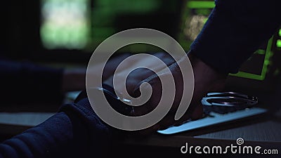 Pirate informatique contagieux et frappant de police de Cyber pendant la cybercriminalité de engagement, juge clips vidéos Pirate informatique contagieux et frappant de police de Cyber pendant la cybercriminalité de engagement, juge clips vidéos
