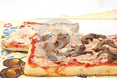 Pizza rettangolare prosciutto e funghi d`asporto Stock Photo