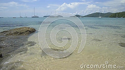 Piękna skalista i piaszczysta plaża z czystą wodą pod mętnym niebieskim niebem, Phuket, Thail zdjęcie wideo Piękna skalista i piaszczysta plaża z czystą wodą pod mętnym niebieskim niebem, Phuket, Thail zdjęcie wideo