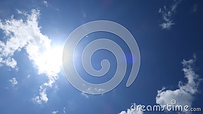 Piękne słoneczne niebieskie niebo z jasnym światłem słonecznym świecącym przez białe chmury zdjęcie wideo Piękne słoneczne niebieskie niebo z jasnym światłem słonecznym świecącym przez białe chmury zdjęcie wideo