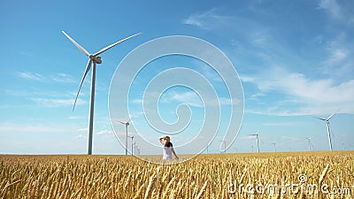 Piękny dziewczyny odprowadzenie na żółtym polu banatka z wiatraczkami dla zasilanie elektryczne produkcji zdjęcie wideo Piękny dziewczyny odprowadzenie na żółtym polu banatka z wiatraczkami dla zasilanie elektryczne produkcji zdjęcie wideo