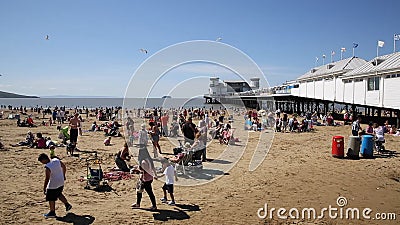 Plage Somerset de Weston-superbe-jument en soleil d'été avec des touristes et des vacanciers Plage Somerset de Weston-superbe-jument en soleil d'été avec des touristes et des vacanciers