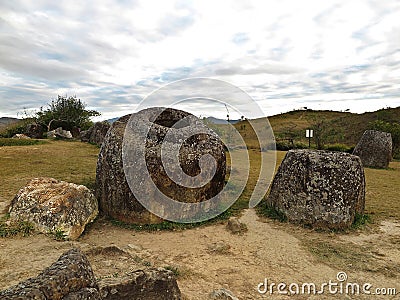 Cylindrical stone jars with wide bottoms & narrower tops at the Plain of Jars, Phonsavan, Laos Dec 2015 Stock Photo