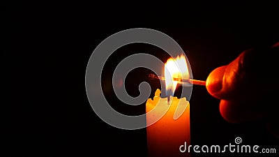 Plan rapproché de bougie sur le noir Quelqu'un allume une bougie avec une flamme d'un match 4 K Tir au ralenti Plan rapproché de bougie sur le noir Quelqu'un allume une bougie avec une flamme d'un match 4 K Tir au ralenti