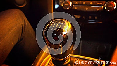 Plan rapproché de vitesse changeante de main du ` s de personne tout en conduisant la voiture banque de vidéos Plan rapproché de vitesse changeante de main du ` s de personne tout en conduisant la voiture banque de vidéos