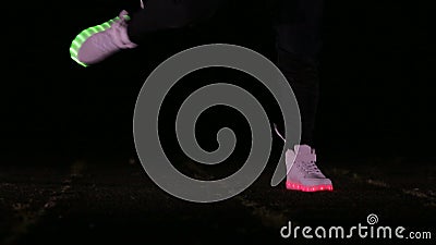Plan rapproché des pieds à danser dans des chaussures qui rougeoient pendant la nuit clips vidéos Plan rapproché des pieds à danser dans des chaussures qui rougeoient pendant la nuit clips vidéos