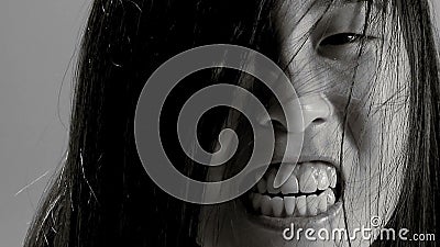 Plan rapproché extrême du mouvement lent criard de monstre asiatique féminin noir et blanc banque de vidéos Plan rapproché extrême du mouvement lent criard de monstre asiatique féminin noir et blanc banque de vidéos