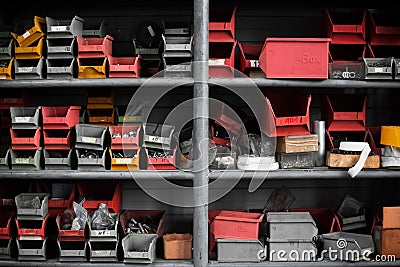 Plastikbehälter Am Sortieren Des Regals Im Lager Stockbilder - Bild