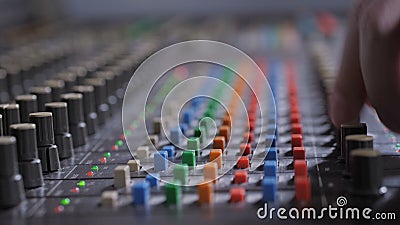 Plattenproduzent-Einstellgeräusch auf der Audiokonsole stock video Plattenproduzent-Einstellgeräusch auf der Audiokonsole stock video