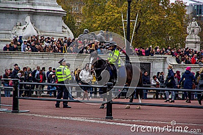 LONDON, ENGLAND - 9 NOV 2018: Policeman on horse discuss with other policeman on ground. Buckingham palace ceremony Editorial Stock Photo