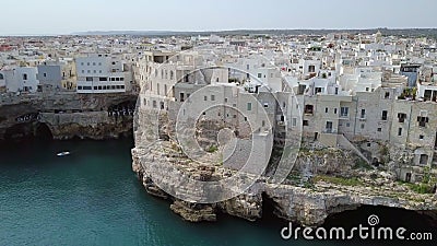 Polignano Mare BARI, Italia: paradiso in terra Video aereo delle caverne e costiero del fuco 4k del metraggio sopra il mare video d archivio Polignano Mare BARI, Italia: paradiso in terra Video aereo delle caverne e costiero del fuco 4k del metraggio sopra il mare video d archivio