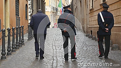 Polizei in Italien geht die Straßen stock footage Polizei in Italien geht die Straßen stock footage