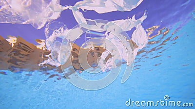 Pollution en plastique dans le problème écologique d'océan Sachets en plastique, tasses, pailles et bouteilles jetés en mer banque de vidéos Pollution en plastique dans le problème écologique d'océan Sachets en plastique, tasses, pailles et bouteilles jetés en mer banque de vidéos