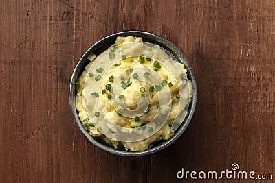 Pomme puree, a photo of a bowl of mashed potatoes with herbs, shot from above Stock Photo