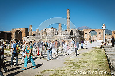 Pompeii, tourists orientali si fotografano in the ancient Roman forum Editorial Stock Photo