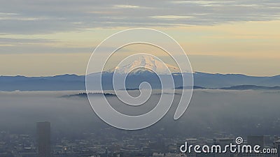 Portland Oregon com capa e arquitetura da cidade da montagem no por do sol com névoa Timelapse do rolamento filme Portland Oregon com capa e arquitetura da cidade da montagem no por do sol com névoa Timelapse do rolamento filme