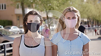 Zwei junge Girls versuchen sich in der Lesbenliebe Zwei junge Girls versuchen sich in der Lesbenliebe