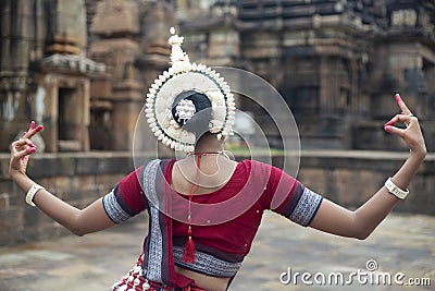 Indian Classical odissi dancer wears traditional costume and posing in front of Mukteshvara Temple,Bhubaneswar, Odisha, India Stock Photo