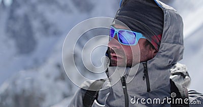 Portrait d'homme d'alpiniste de grimpeur sur le dessus neigeux de bâti dans le jour ensoleillé Activité de ski d'alpinisme Neige clips vidéos Portrait d'homme d'alpiniste de grimpeur sur le dessus neigeux de bâti dans le jour ensoleillé Activité de ski d'alpinisme Neige clips vidéos
