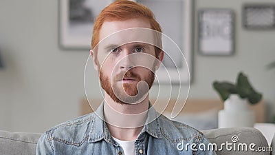 Portrait d'homme sérieux regardant l'appareil-photo clips vidéos Portrait d'homme sérieux regardant l'appareil-photo clips vidéos