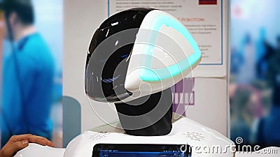 Portrait d'un nouveau robot blanc moderne Le robot tourne sa tête, regarde dans l'appareil-photo Exposition des robots et haut clips vidéos Portrait d'un nouveau robot blanc moderne Le robot tourne sa tête, regarde dans l'appareil-photo Exposition des robots et haut clips vidéos