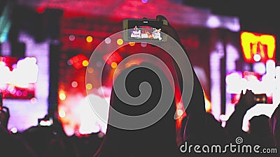Portrait d'une jeune fan-fille lors d'une soirée pop rock techno en plein air, qui passe sur scène et donne un concert sur elle banque de vidéos Portrait d'une jeune fan-fille lors d'une soirée pop rock techno en plein air, qui passe sur scène et donne un concert sur elle banque de vidéos