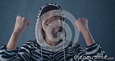 Portrait de jeune homme étonné stupéfait dans des zèbres de costume sur le fond gris Émotions de joie et de plaisir banque de vidéos Portrait de jeune homme étonné stupéfait dans des zèbres de costume sur le fond gris Émotions de joie et de plaisir banque de vidéos