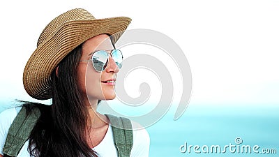 Portrait de la jeune femme songeuse dans les lunettes de soleil et le chapeau avec le sac à dos appréciant le paysage marin étonn clips vidéos Portrait de la jeune femme songeuse dans les lunettes de soleil et le chapeau avec le sac à dos appréciant le paysage marin étonn clips vidéos