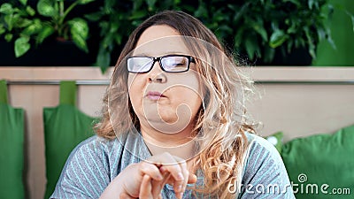 Zoeken Afsnijden Kosciuszko Portrait of Pleasant Fat Woman Eating Unhealthy Chips Having Positive  Emotion Looking at Camera Stock Footage - Video of emotion, food: 148031594