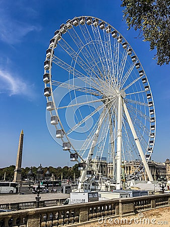Portrait view (vertical) of Ferris wheel in central Paris at the Place de la Concorde Editorial Stock Photo